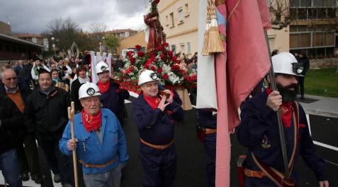 Los mineros de Potasas pasearon este domingo a Santa Bárbara, su patrona, a hombros.