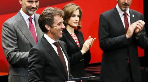 Hermoso de Mendoza recibe la Medalla de Oro de las Bellas Artes en San Sebastián Hermoso de Mendoza recibe la Medalla de Oro de las Bellas Artes en San Sebastián
