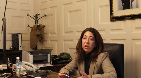La delegada advierte de que el Gobierno recurrirá si los funcionarios cobran la 'extra' La delegada advierte de que el Gobierno recurrirá si los funcionarios cobran la 'extra'