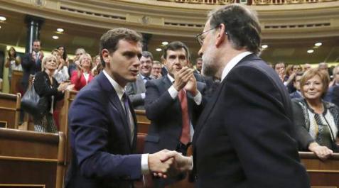 Albert Rivera y Mariano Rajoy se saludan en el Congreso. Albert Rivera y Mariano Rajoy se saludan en el Congreso.