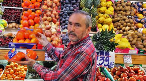 Félix Garcái Corera muestra varios ejemplares de caqui. Félix Garcái Corera muestra varios ejemplares de caqui.