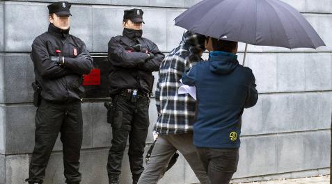 En libertad con cargos los jóvenes detenidos por la agresión a dos guardias civiles en Alsasua En libertad con cargos los jóvenes detenidos por la agresión a dos guardias civiles en Alsasua