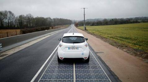 Un vehículo circula por la carretera solar. Un vehículo circula por la carretera solar.