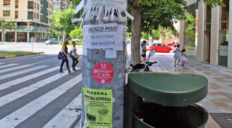 Vecinos en Iturrama piden farolas y fachadas libres de carteles Vecinos en Iturrama piden farolas y fachadas libres de carteles