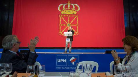 El presidente de UPN, Javier Esparza, pronunció su discurso delante de una enorme bandera de Navarra. En la imagen, Sanz y Barcina le aplauden. El presidente de UPN, Javier Esparza, pronunció su discurso delante de una enorme bandera de Navarra. En la imagen, Sanz y Barcina le aplauden.