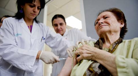 Una sanitaria administra una vacuna. Una sanitaria administra una vacuna.
