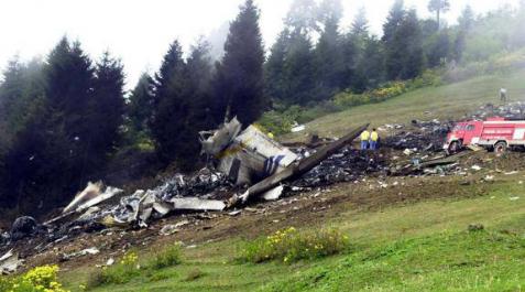 Bomberos turcos buscan entre los restos del Yak-42. Bomberos turcos buscan entre los restos del Yak-42.