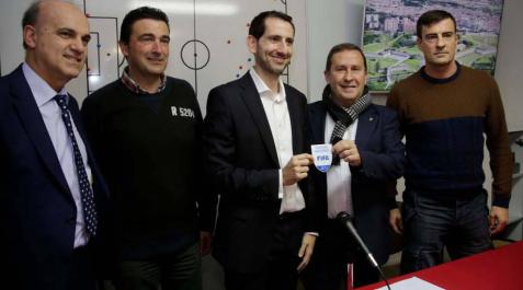 De izq. a dcha., Pedro Galán, presidente de la Comisión Técnica Nacional de Árbitros de fútbol sala, Luis González, presidente del Comité Navarro de Árbitros, David Urdánoz, Rafa del Amo, presidente de la Federación de Fútbol, y Ángel Sanzol, árbitro. De izq. a dcha., Pedro Galán, presidente de la Comisión Técnica Nacional de Árbitros de fútbol sala, Luis González, presidente del Comité Navarro de Árbitros, David Urdánoz, Rafa del Amo, presidente de la Federación de Fútbol, y Ángel Sanzol, árbitro.