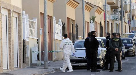Muere una mujer degollada y detienen a su expareja en Huércal de Almería Muere una mujer degollada y detienen a su expareja en Huércal de Almería