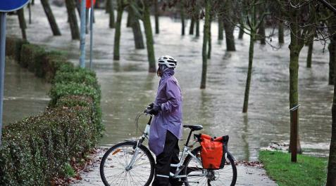 La crecida del río Arga pone a la Comarca de Pamplona en alerta .