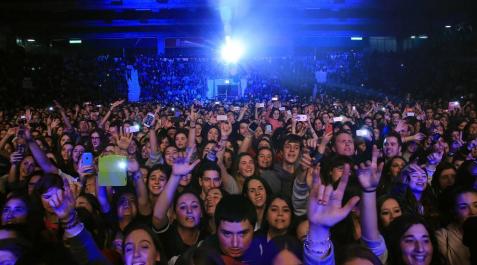 Concierto de Malú en Pamplona Cientos de fans llenaron el pabellón Anaitasuna para ver a Malú. Algunos, incluso, hicieron fila durante días para ver a la cantante.