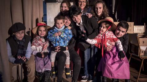 El grupo de teatro de Salesianos estrena este sábado Oliver Twist Imágenes de un ensayo de la obra de Oliver Twits