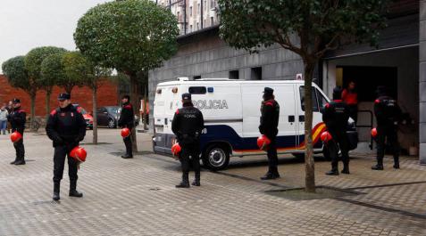En libertad tres de los 18 Indar Gorri detenidos En libertad tres de los 18 Indar Gorri detenidos