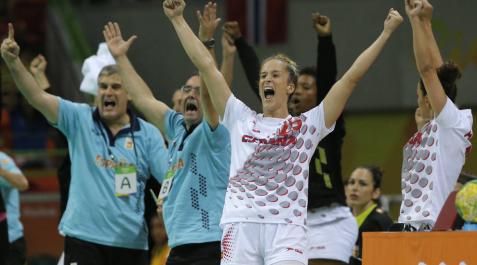Nerea Pena y Naiara Egozkue (al fondo), celebra un gol de España. Nerea Pena y Naiara Egozkue (al fondo), celebra un gol de España.