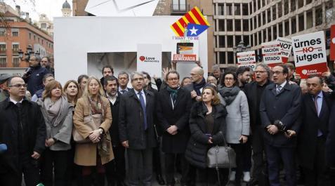 Homs llega al Supremo arropado por miembros del Govern y una urna gigante Homs llega al Supremo arropado por miembros del Govern y una urna gigante