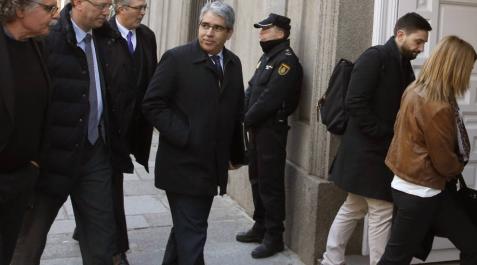 El diputado del PDeCAT Francesc Homs (C) acompañado de su esposa (D) y el diputado de ERC Joan Tardá (I) entre otros, a su entrada a la sede del Tribunal Supremo. El diputado del PDeCAT Francesc Homs (C) acompañado de su esposa (D) y el diputado de ERC Joan Tardá (I) entre otros, a su entrada a la sede del Tribunal Supremo.