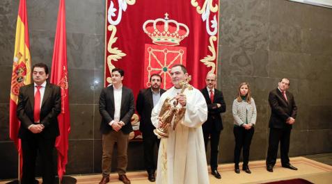 Visita del Ángel de Aralar al Parlamento de Navarra El capellán del santuario de Aralar, Mikel Garciandia, visitó el Palacio de Navarra y el Parlamento foral este miércoles 6 de abril de 2016.