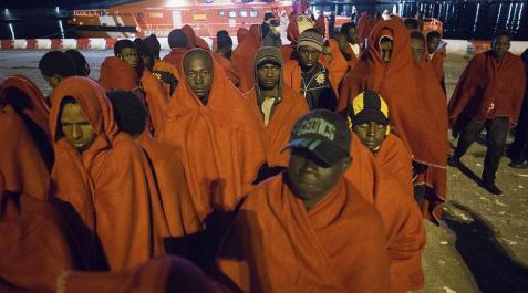 Rescatadas 28 personas, entre ellas dos embarazadas, de una patera en Almería Rescatadas 28 personas, entre ellas dos embarazadas, de una patera en Almería