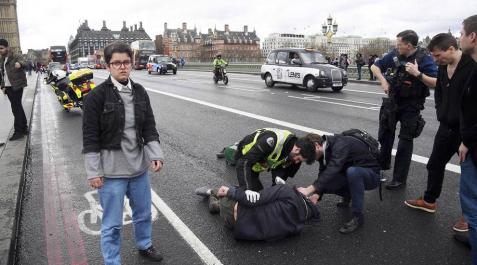 Ataque en Londres Al menos una decena de personas han resultado heridas en el puente de Westminster, junto al Parlamento británico, después de que se hayan escuchado lo que podrían haber sido disparos en la zona.