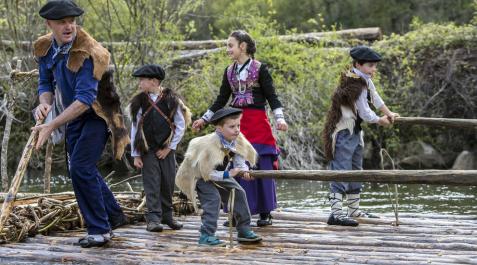 La madera sigue su curso en el Día de la Almadía La madera sigue su curso en el Día de la Almadía