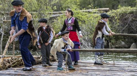 La madera sigue su curso en el Día de la Almadía