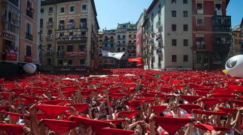 Chupinazo de San Fermín 2016 La Plaza Consistorial, abarrotada un año más en el Chupinazo