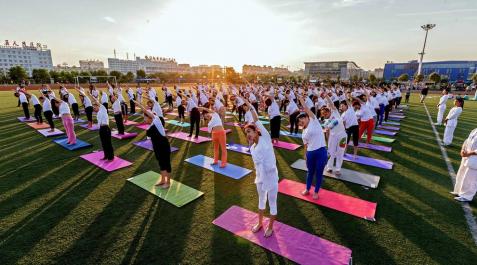 Día Internacional del Yoga La India alberga el principal evento mundial por el Día del Yoga, aunque se celebra en diversos lugares de todo el mundo