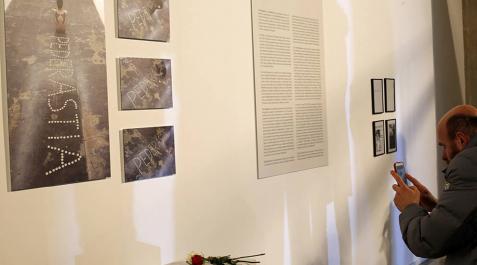 Reabre la polémica muestra de Abel Azcona en Pamplona La muestra ha abierto con las fotos de la parte polémica de Azcona
