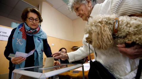 Una mujer mete la papeleta en una urna en la segunda vuelta de las elecciones presidenciales de Francia. Una mujer mete la papeleta en una urna en la segunda vuelta de las elecciones presidenciales de Francia.