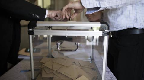 Un ciudadano inserta su voto en una urna en la segunda vuelta de las elecciones de Francia. Un ciudadano inserta su voto en una urna en la segunda vuelta de las elecciones de Francia.