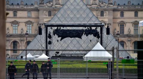 Evacuada por motivos de seguridad la sala de prensa de Macron en el Louvre Evacuada por motivos de seguridad la sala de prensa de Macron en el Louvre