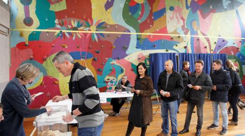 La participación en Francia alcanza el 28,23% a mediodía, casi igual que en la primera vuelta La participación en Francia alcanza el 28,23% a mediodía, casi igual que en la primera vuelta