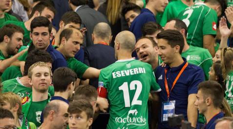 Javi Eseverri se abre paso entre los seguidores del Magna para ir a recoger el trofeo de subcampeón al palco. A sus 39 años sigue siendo un referente para todos. Javi Eseverri se abre paso entre los seguidores del Magna para ir a recoger el trofeo de subcampeón al palco. A sus 39 años sigue siendo un referente para todos.