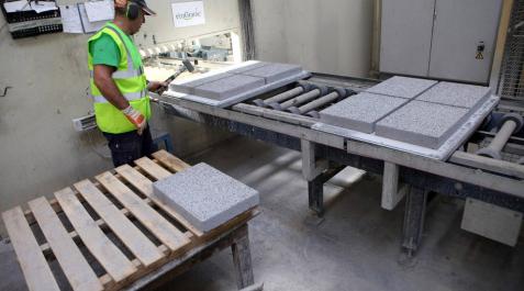 Un operario de PVT completa uno de los pasos del proceso de producción de las baldosas ecoGranic. Un operario de PVT completa uno de los pasos del proceso de producción de las baldosas ecoGranic.