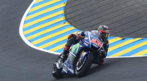 Viñales aprovecha un error de Rossi para ganar y recuperar el liderato en Le Mans Viñales aprovecha un error de Rossi para ganar y recuperar el liderato en Le Mans