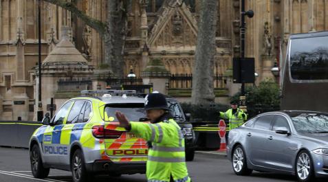 Ataque en Londres Al menos una decena de personas han resultado heridas en el puente de Westminster, junto al Parlamento británico, después de que se hayan escuchado lo que podrían haber sido disparos en la zona.