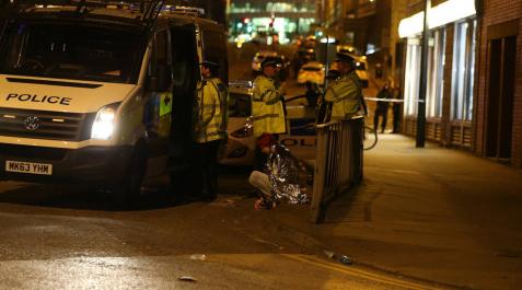 Al menos 19 muertos y 50 heridos en dos explosiones en un concierto en Manchester Al menos 19 muertos y 50 heridos en dos explosiones en un concierto en Manchester
