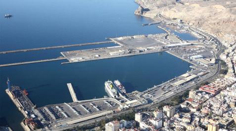Fallece un trabajador de 29 años sepultado en un acopio de yeso en el puerto de Almería Fallece un trabajador de 29 años sepultado en un acopio de yeso en el puerto de Almería