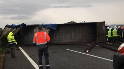 El vuelco de un camión provoca el corte de la AP-15 a su paso por Olóriz El vuelco de un camión provoca el corte de la AP-15 a su paso por Olóriz