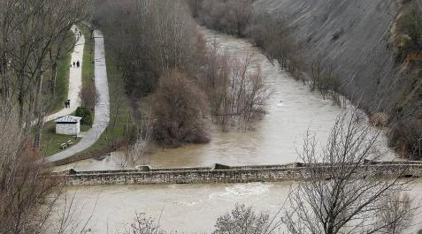 La crecida de los ríos pone a Navarra en alerta .