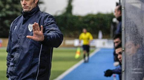 Sergio Amatriain Munárriz, nuevo entrenador del CD Tudelano, dirige un partido del Izarra de la recién acabada temporada en el estadio de Merkatondoa. Sergio Amatriain Munárriz, nuevo entrenador del CD Tudelano, dirige un partido del Izarra de la recién acabada temporada en el estadio de Merkatondoa.