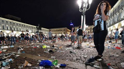 Estado en el que quedó la Plaza San Carlo de Turín después de la estampida. Estado en el que quedó la Plaza San Carlo de Turín después de la estampida.