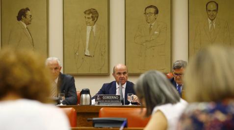 De Guindos defiende la venta del Banco Popular, al que califica como De Guindos defiende la venta del Banco Popular, al que califica como
