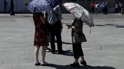 El consejero de Madrid pide a los niños que hagan abanicos de papel contra el calor El consejero de Madrid pide a los niños que hagan abanicos de papel contra el calor