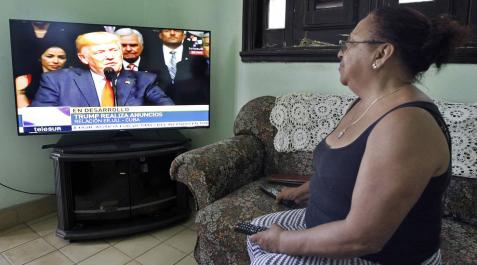 Una mujer observa el discurso del presidente de Estados Unidos, Donald Trump, en su vivienda en La Habana (Cuba). Una mujer observa el discurso del presidente de Estados Unidos, Donald Trump, en su vivienda en La Habana (Cuba).