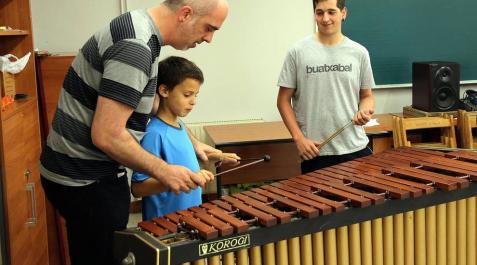 Bera disfruta de la música fuera del aula Imágenes de la escuela de música de Bera Isidro Fagoaga