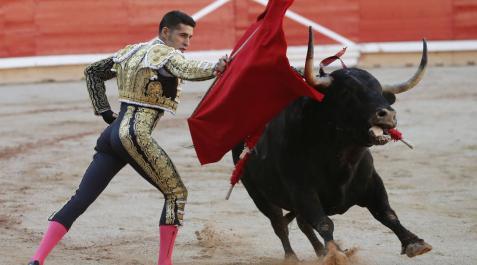Talavante consigue una oreja con desparpajo y eficacia en el segundo toro Talavante consigue una oreja con desparpajo y eficacia en el segundo toro