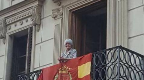 La abuela que ondea la bandera de España en San Fermín se hace viral La abuela que ondea la bandera de España en San Fermín se hace viral