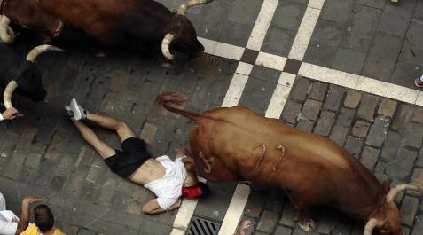 Fundador perdona la vida a un mozo en la Estafeta Dos corneados y dos trasladados con contusión craneal en el encierro de Núñez del Cuvillo