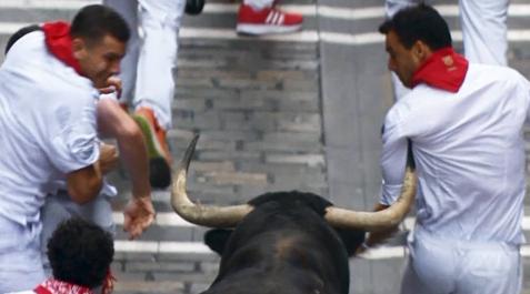 El susto de César Cruchaga en la calle Estafeta El susto de César Cruchaga en la calle Estafeta